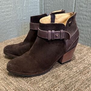 Brussels Reikia Vik Women's Brown Suede Ankle Boots